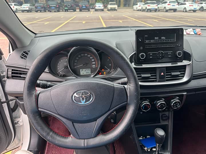 Фото 19 - Toyota Yaris L Hatchback