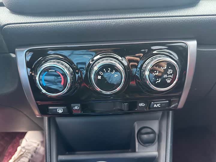 Фото 20 - Toyota Yaris L Hatchback