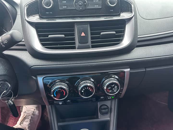 Фото 22 - Toyota Yaris L Hatchback