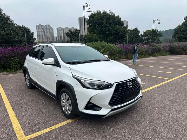 Фото 3 - Toyota Yaris L Hatchback