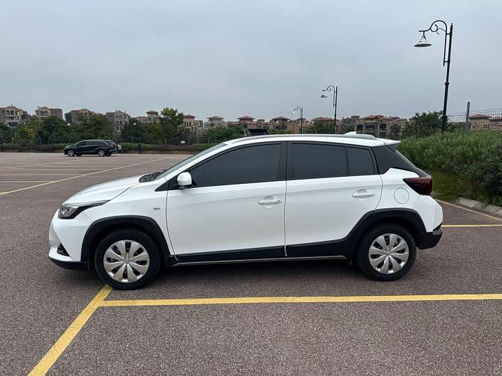 Фото 4 - Toyota Yaris L Hatchback