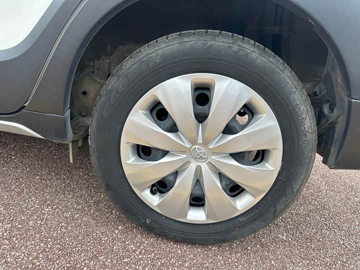 Фото 6 - Toyota Yaris L Hatchback