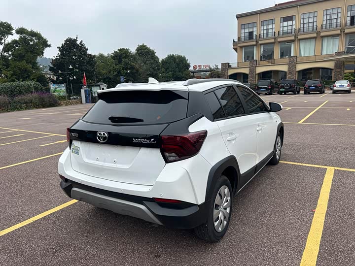 Фото 9 - Toyota Yaris L Hatchback