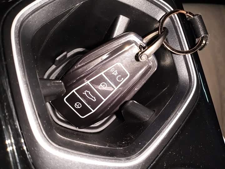 Фото 12 - Geely Atlas L