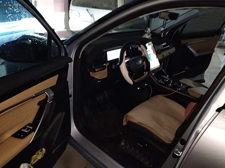 Фото 14 - Geely Atlas L