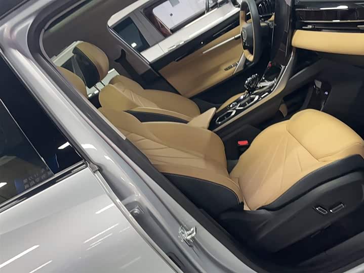 Фото 16 - Geely Atlas L