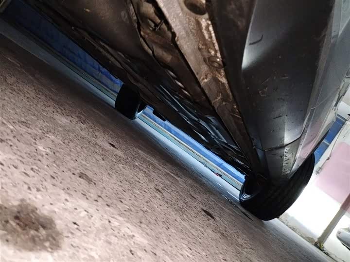 Фото 18 - Geely Atlas L