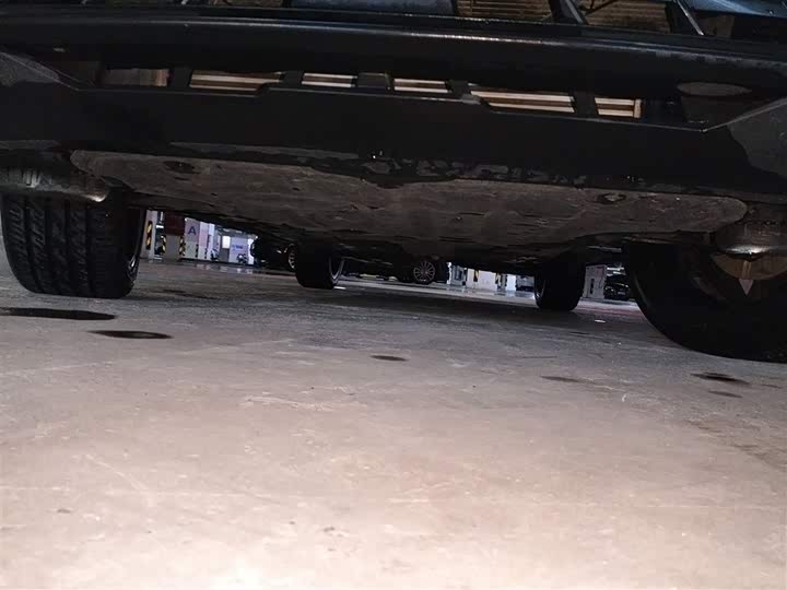 Фото 24 - Geely Atlas L