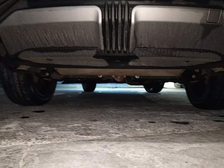 Фото 26 - Geely Atlas L