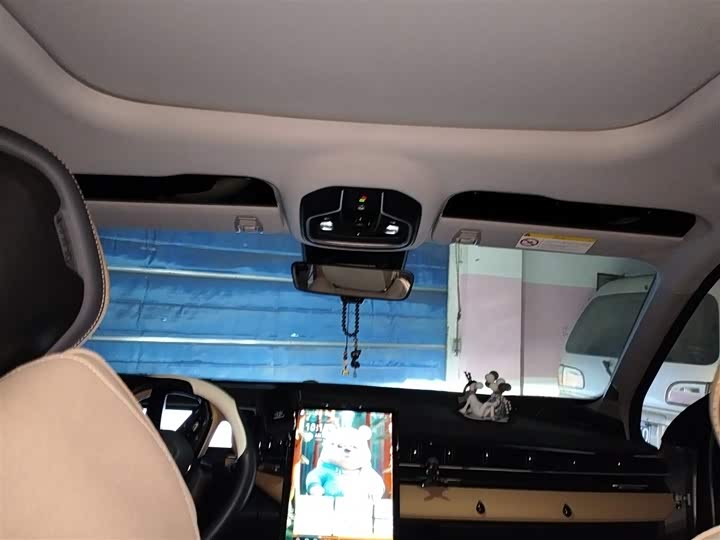 Фото 9 - Geely Atlas L