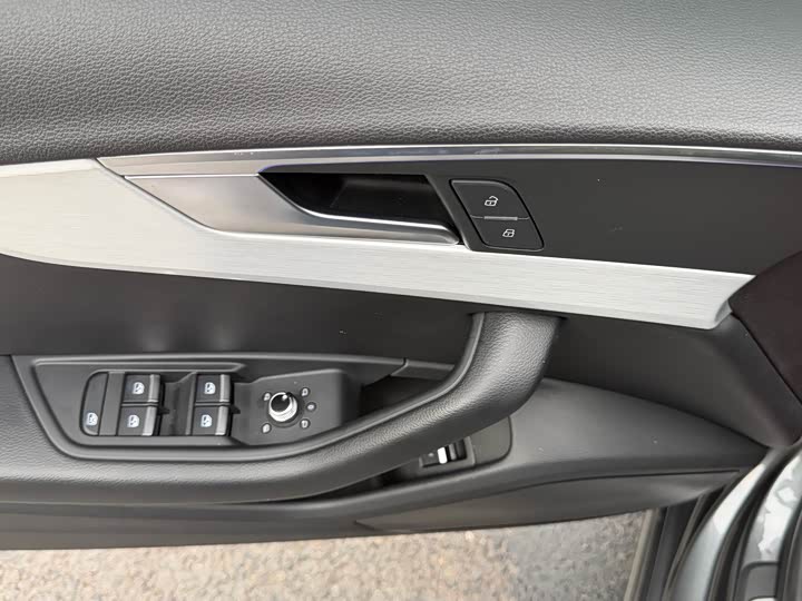 Фото 22 - Audi A4L