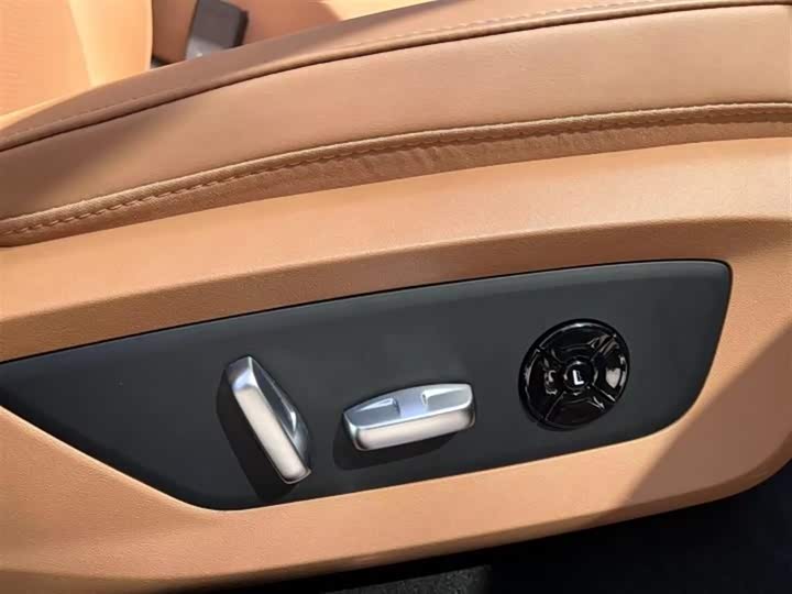 Фото 15 - LiXiang One