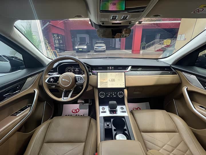 Фото 10 - Jaguar F-Pace