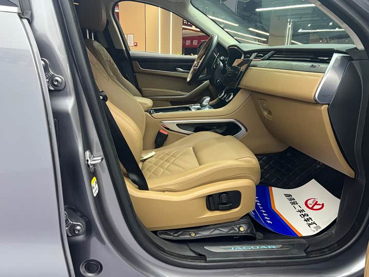 Фото 15 - Jaguar F-Pace