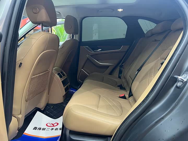 Фото 16 - Jaguar F-Pace