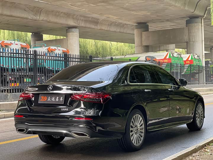 Photo 16 - Mercedes-Benz E-Class