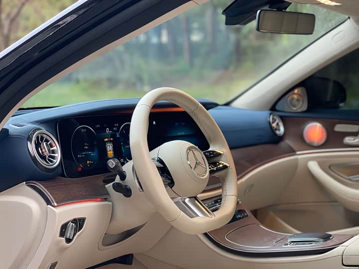 Photo 4 - Mercedes-Benz E-Class