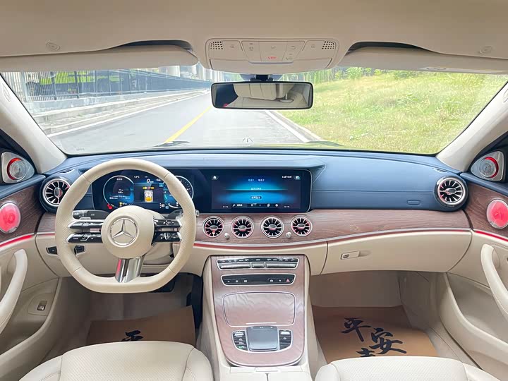 Photo 9 - Mercedes-Benz E-Class