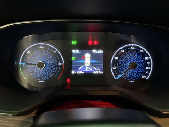 Фото 10 - Hongqi E-QM5