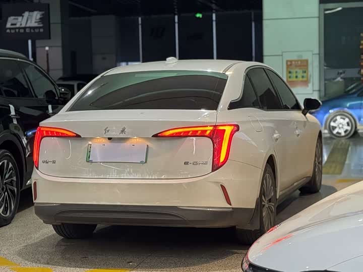 Фото 4 - Hongqi E-QM5