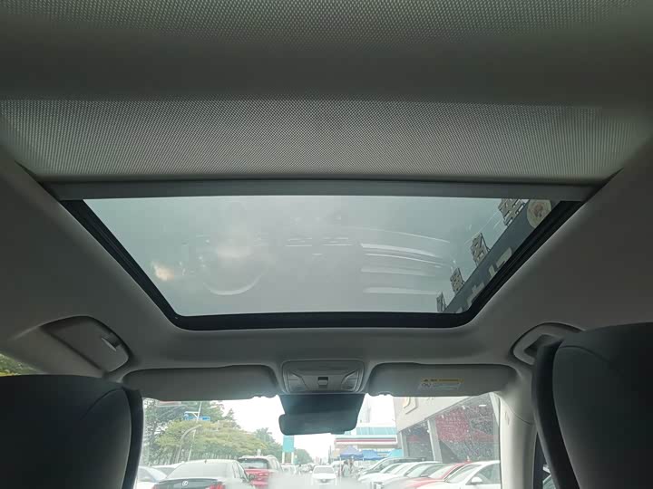 Фото 15 - Hongqi HS5