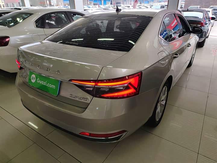 Фото 7 - Skoda Superb