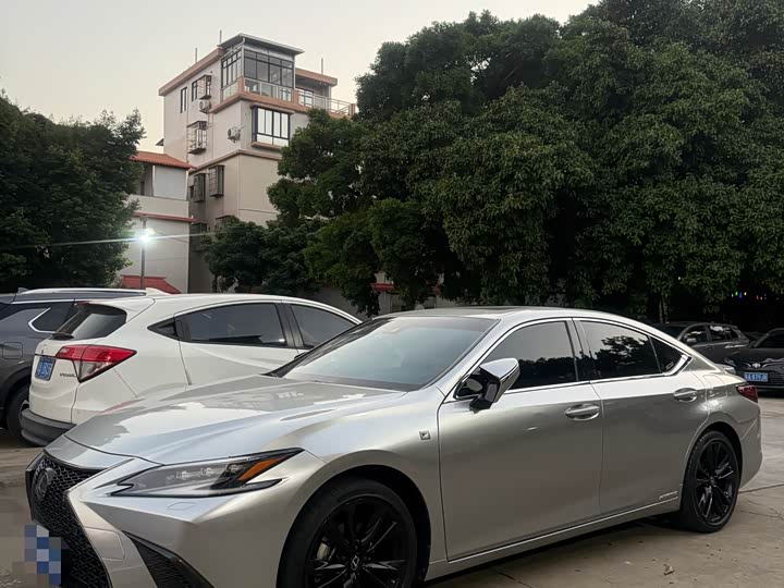 Фото 1 - Lexus ES