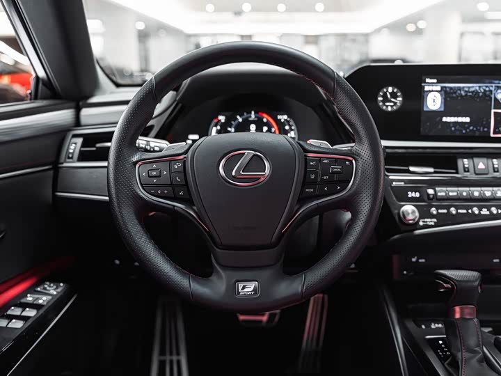 Фото 11 - Lexus ES