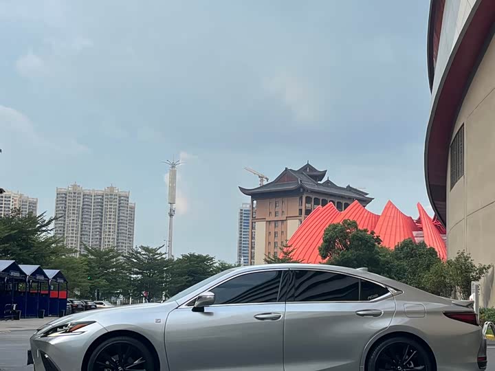 Фото 2 - Lexus ES