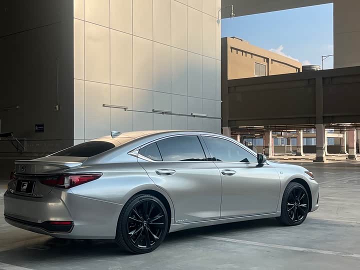 Фото 4 - Lexus ES