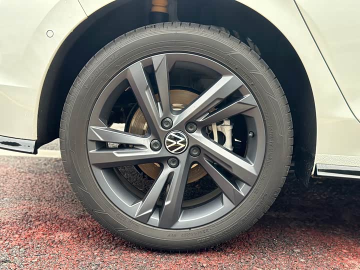 Фото 19 - Volkswagen Golf