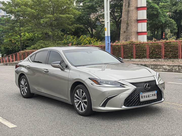 Фото 3 - Lexus ES