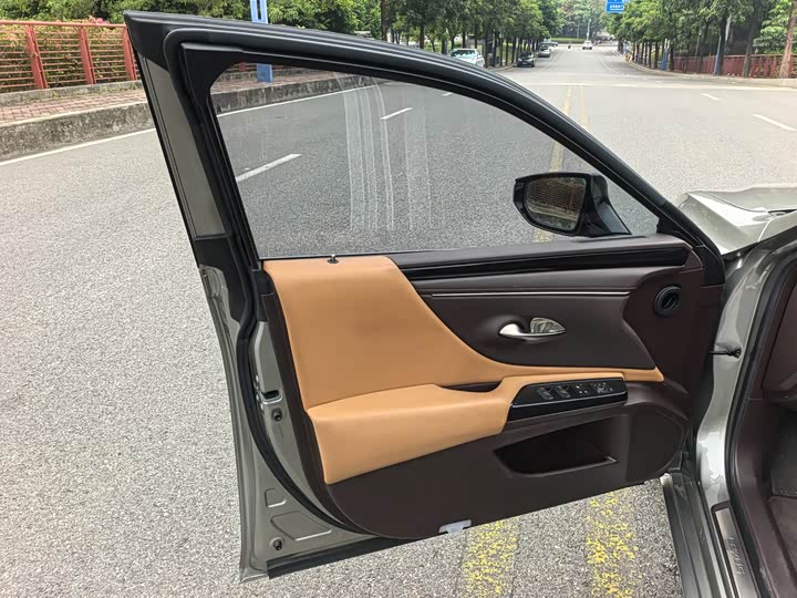 Фото 4 - Lexus ES