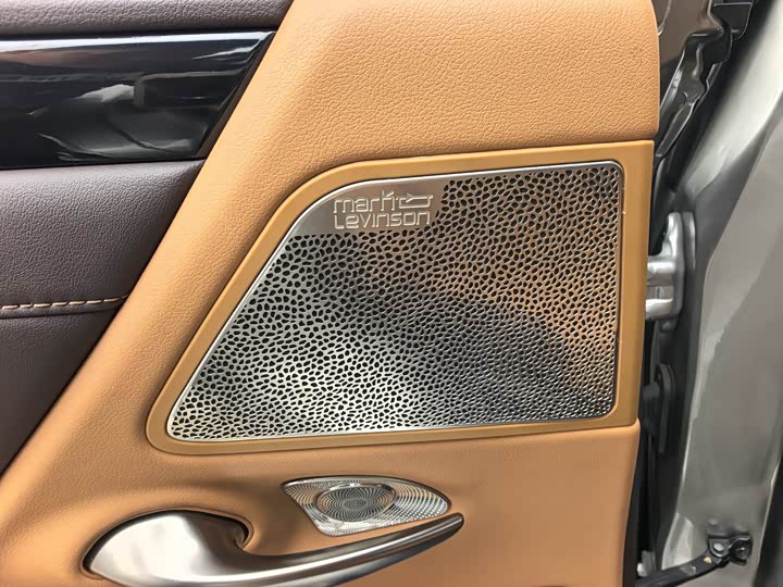 Фото 8 - Lexus ES