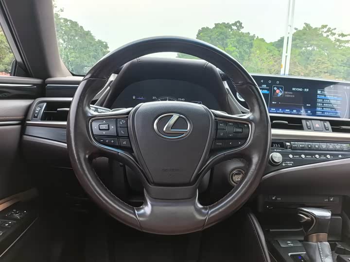 Фото 9 - Lexus ES