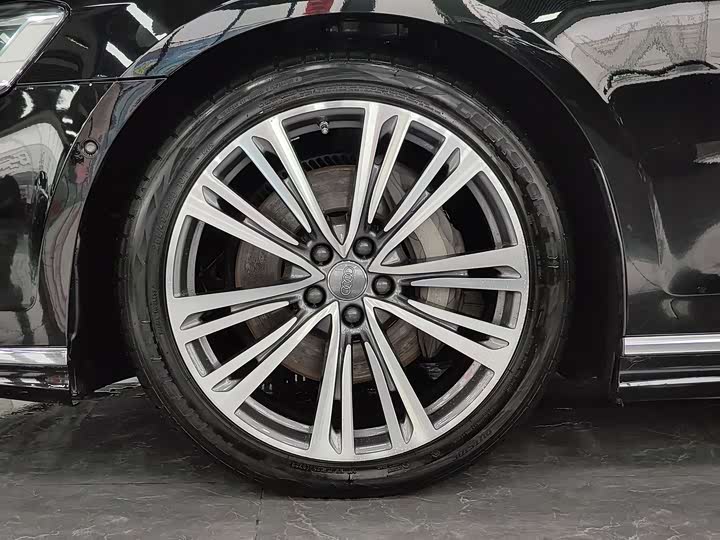 Фото 13 - Audi A8