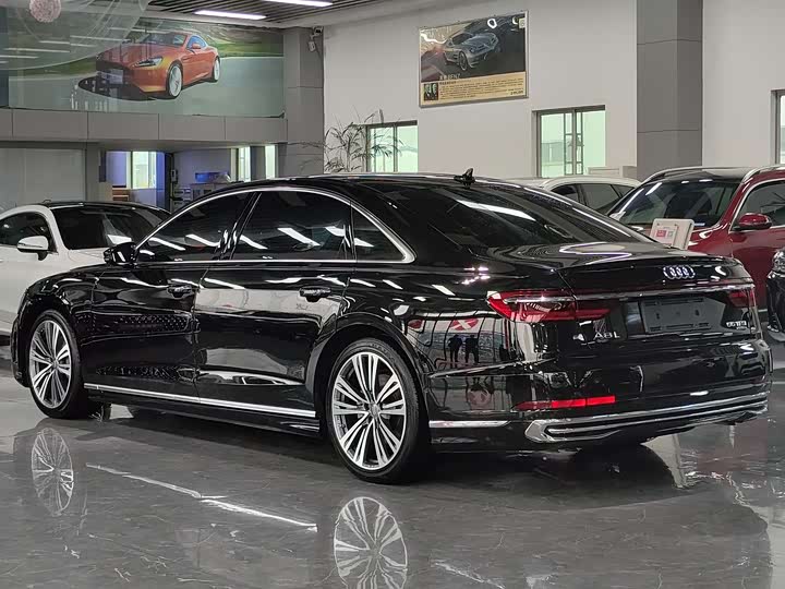 Фото 14 - Audi A8