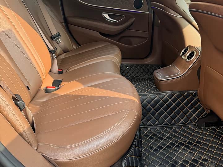 Photo 12 - Mercedes-Benz E-Class