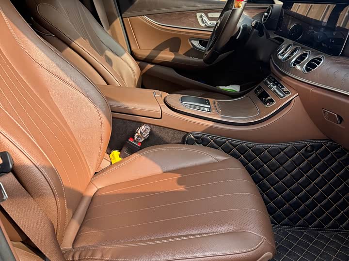 Photo 13 - Mercedes-Benz E-Class