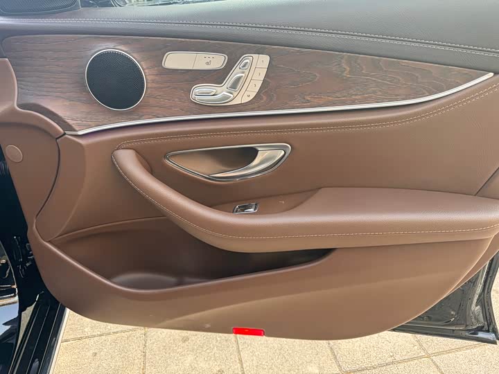 Photo 8 - Mercedes-Benz E-Class