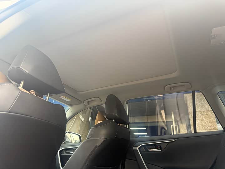 Фото 10 - Toyota RAV4