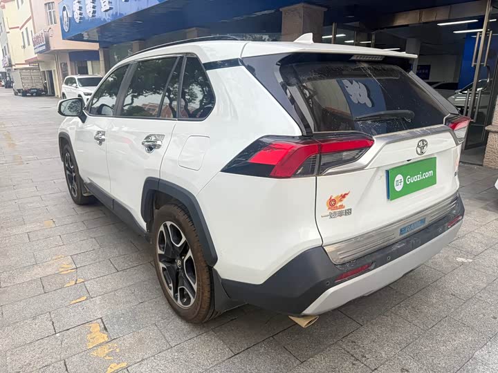 Фото 4 - Toyota RAV4