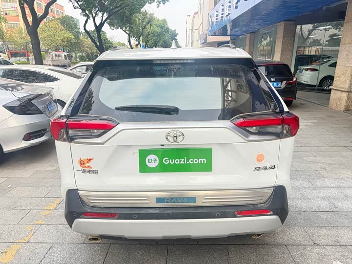 Фото 5 - Toyota RAV4