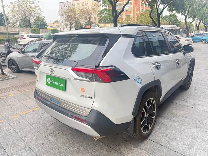 Фото 6 - Toyota RAV4