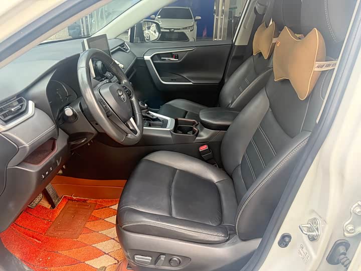 Фото 7 - Toyota RAV4