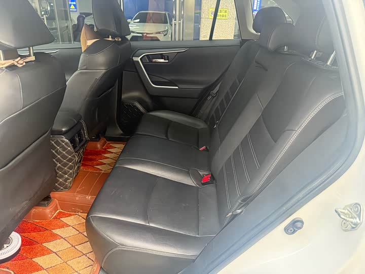 Фото 8 - Toyota RAV4