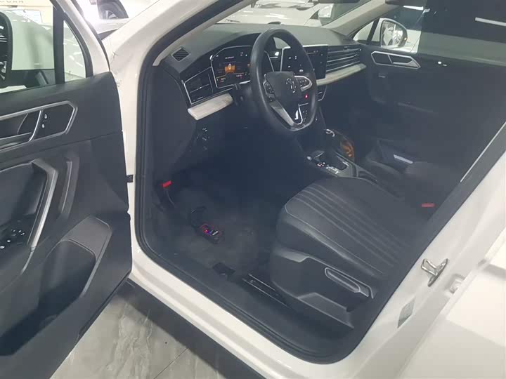 Фото 16 - Volkswagen Tiguan L Pro