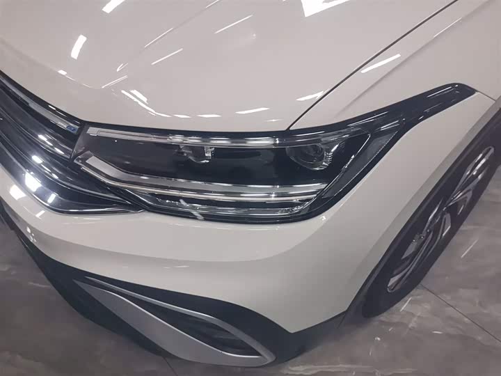 Фото 24 - Volkswagen Tiguan L Pro