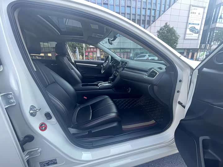 Фото 10 - Honda Civic