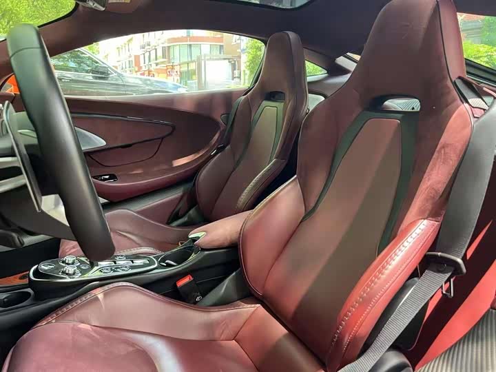 Photo 7 - McLaren GT